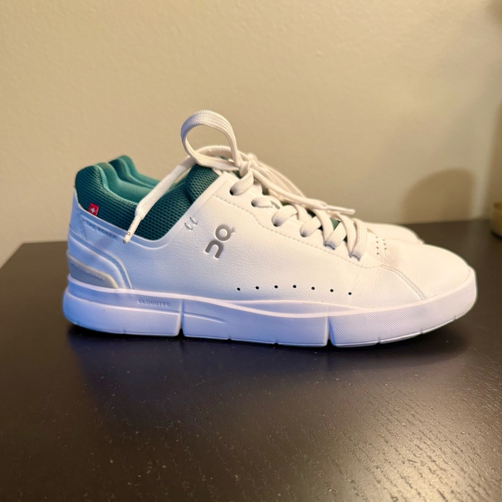 On The Roger Advantage White and Green Sneakers
